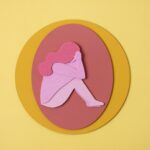 Disposizione di carta fatta donna che piange