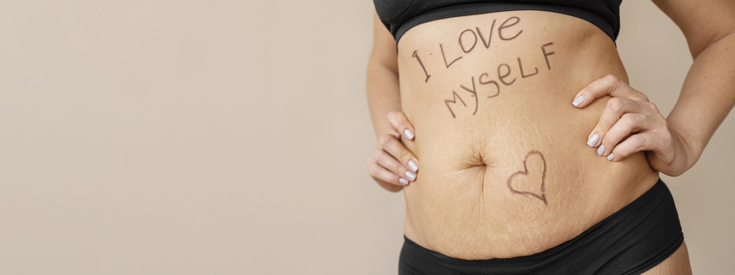 donna con messaggio positivo sul suo corpo